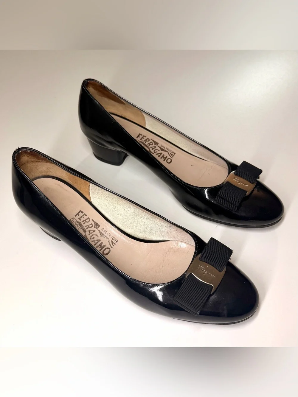 Salvatore Ferragamo Women’s Vera Bow Black Patent Leather Pump Low Heel Shoes 8B